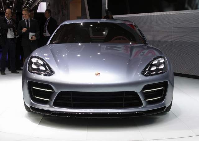 2016-Porsche-Panamera-front
