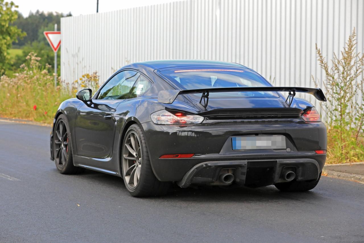 porsche-718-cayman-gt4-spotted-in-traffic-shows-aggressive-aero_4